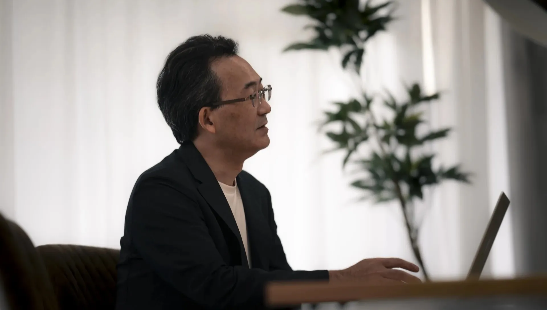インタビューに答えるエクスブレインズジャパン株式会社 代表取締役 中村仁一様